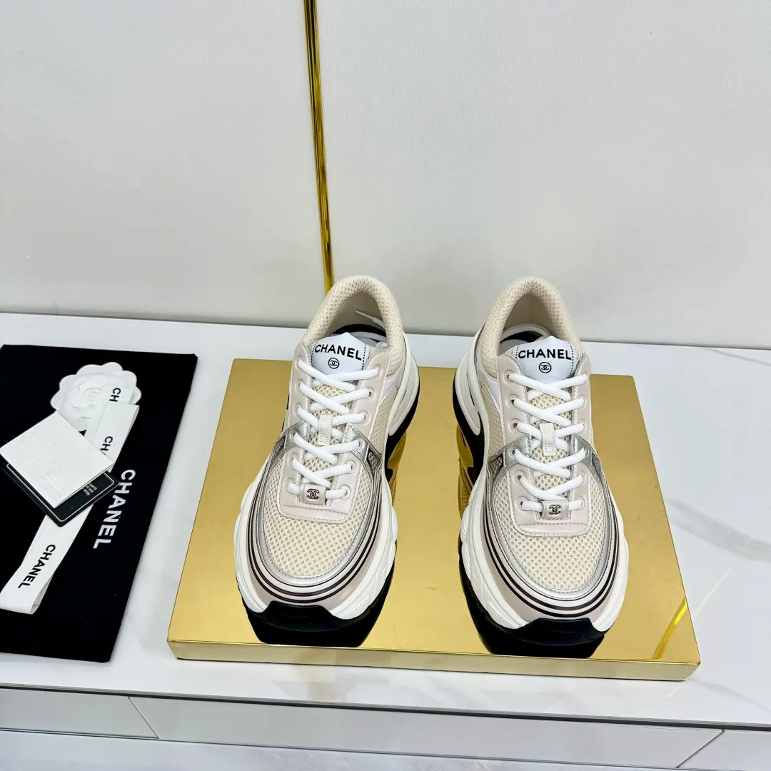 👟👟Ex-factory price 680👟👟 Upgraded version, upgraded version, upgraded version! No rebuttal accepted! ! ! ! Chanel Chanel panda shoes! 2025 counter's top casual sports shoes. This classic design; the upper is electro-embroidered with a variety of techniques; the outsole is fashionable and sporty; the unusual inclusion of a variety of color matching elements... The diversified mix and match is very good-looking and versatile, and can be used for leisure, fashion, sports, and outdoor... ꫛꫀꪝ Go➫ Materials: ❶Upper made of: original imported first-layer silk cowhide + original waterproof cloth + original first-layer cowhide ❷Inner lining: Original Yangli+Net ❸Outsole based on: Original TPU combination outsole Counter boutique packaging complete set for women 35–41 👉 👉 👉 👉